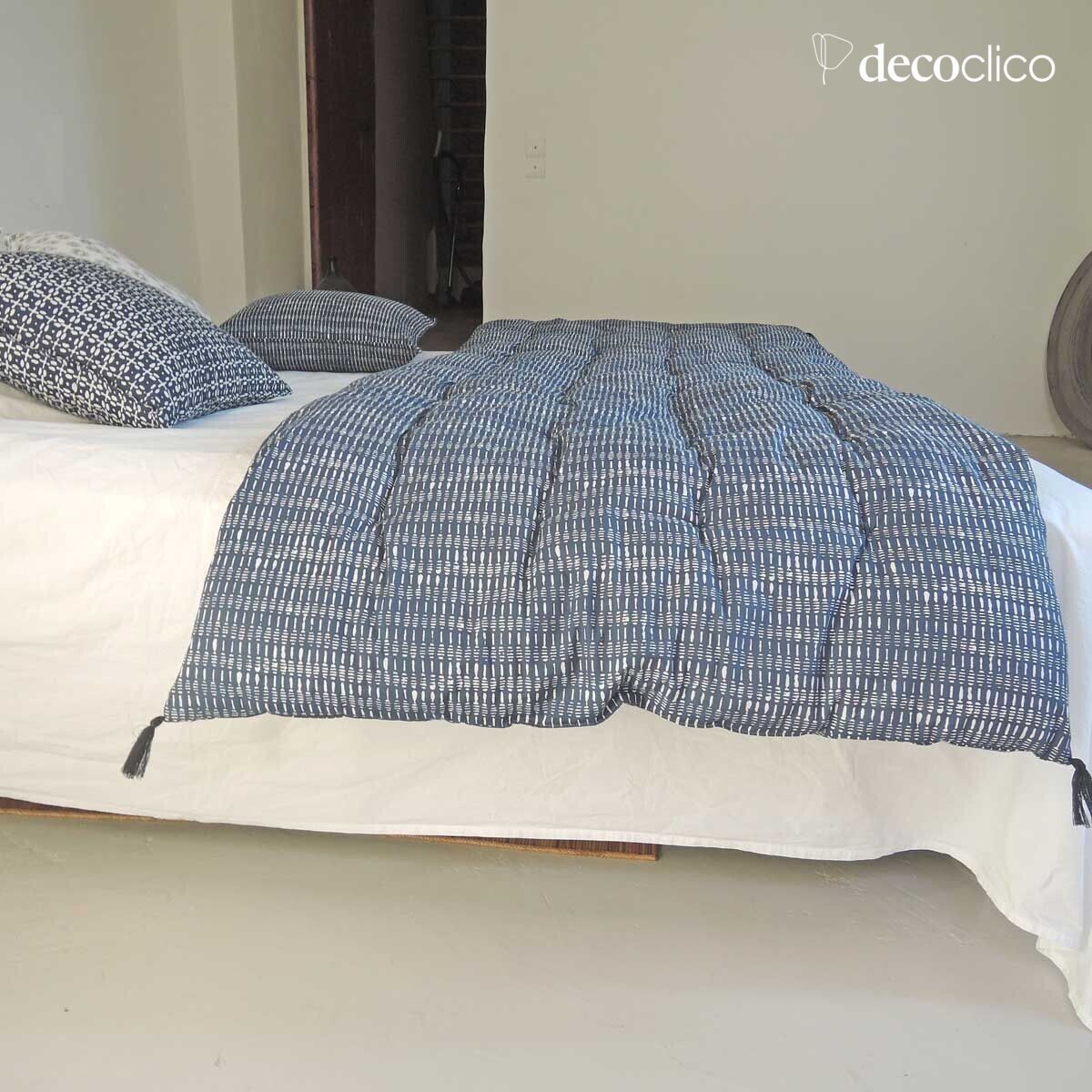 Edredon sur-matelas en coton block print imprimé blanc sur fond bleu de prusse T