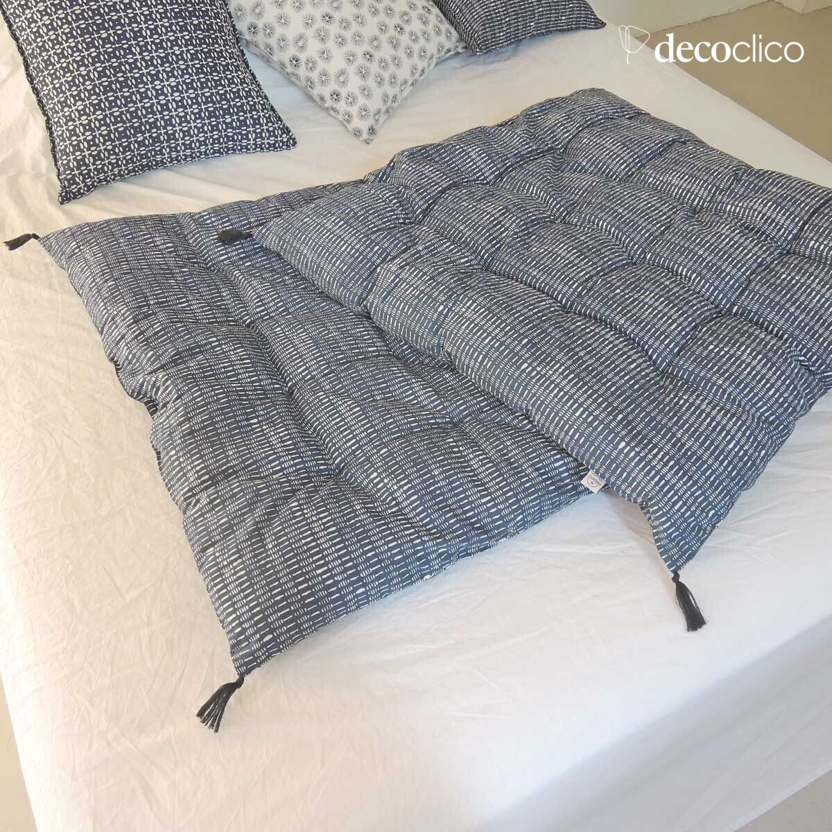 Edredon sur-matelas en coton block print imprimé blanc sur fond bleu de prusse T