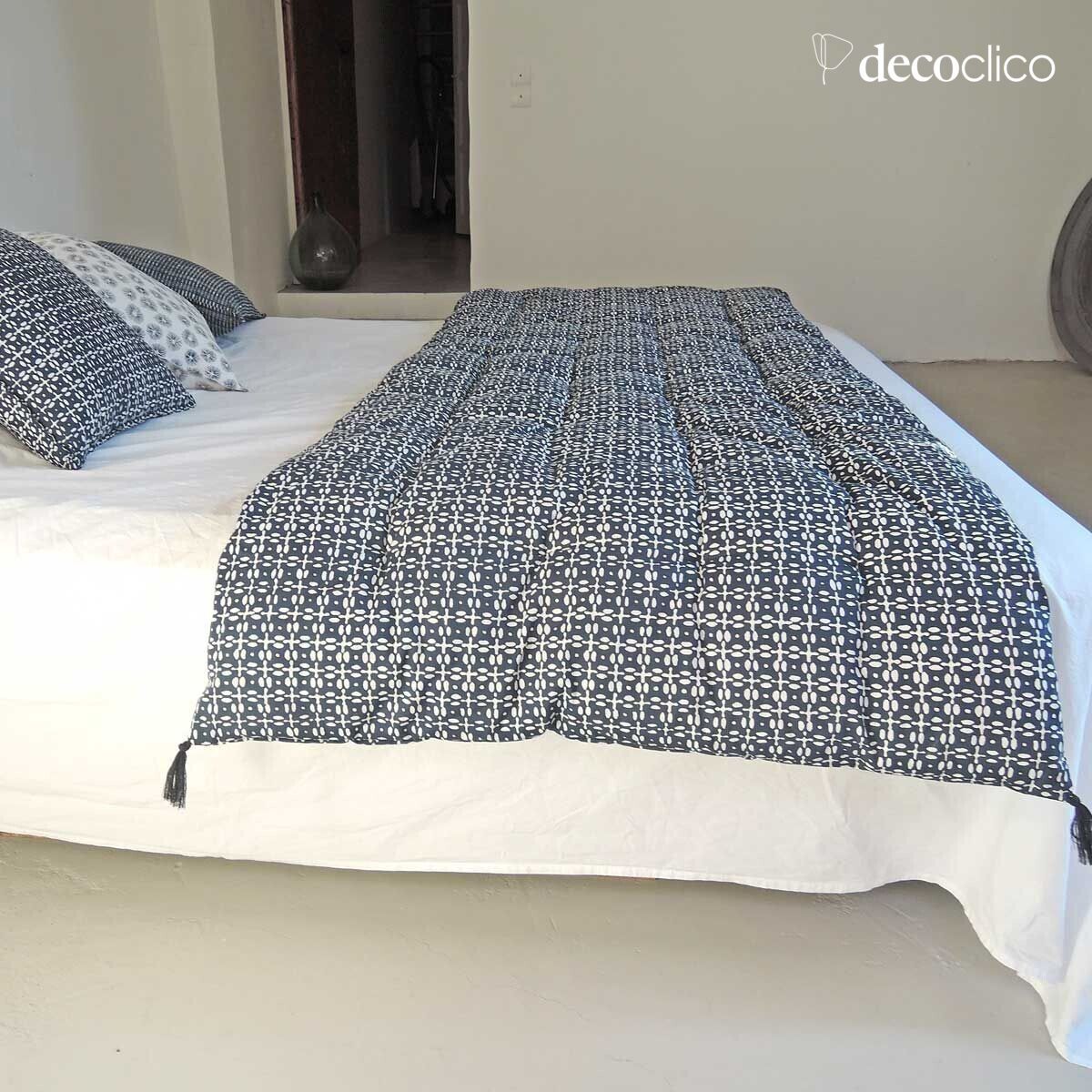 Edredon sur-matelas en coton imprimé block print blanc sur fond bleu de prusse C Tessa