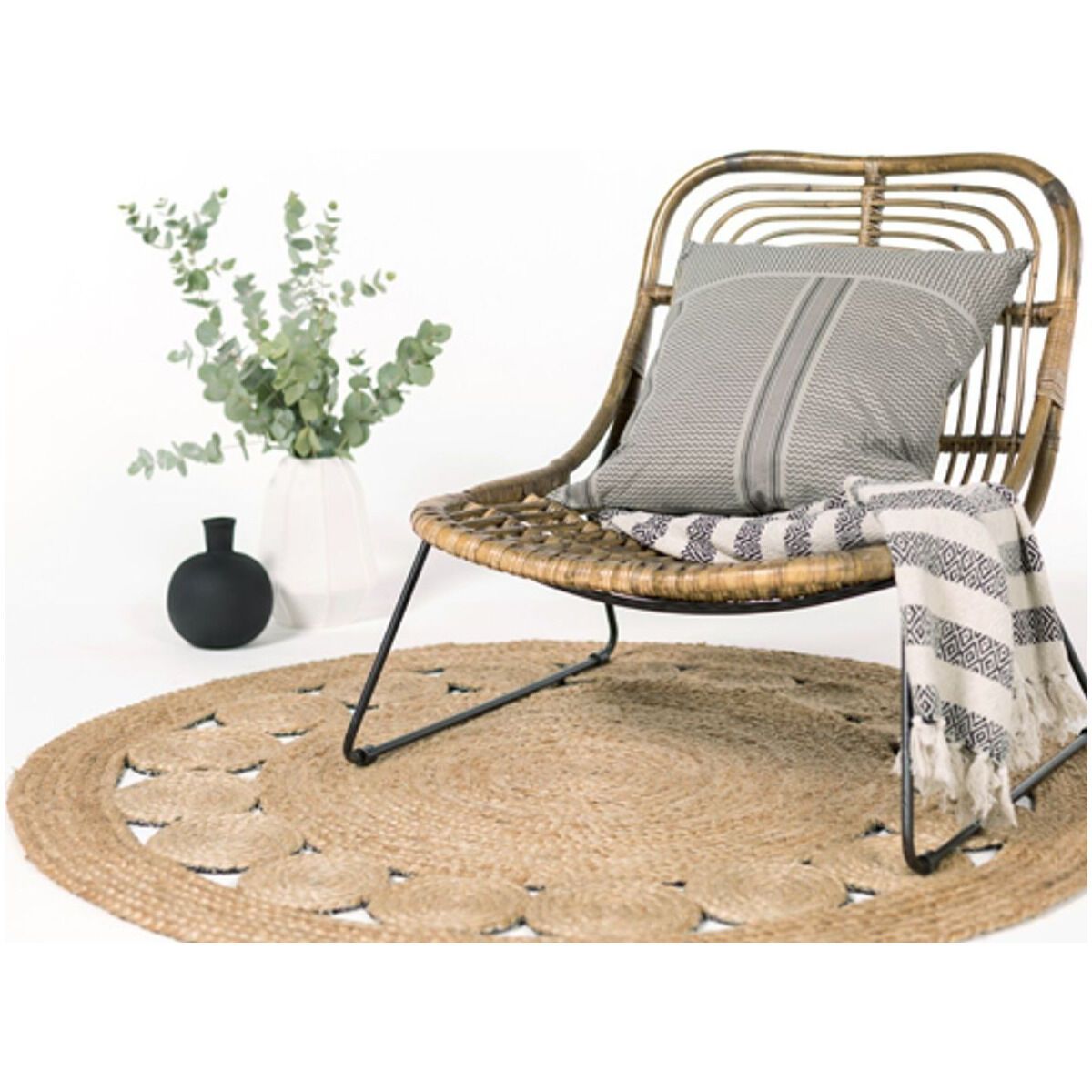 Fauteuil bas en rotin naturel pieds métal noir Moka