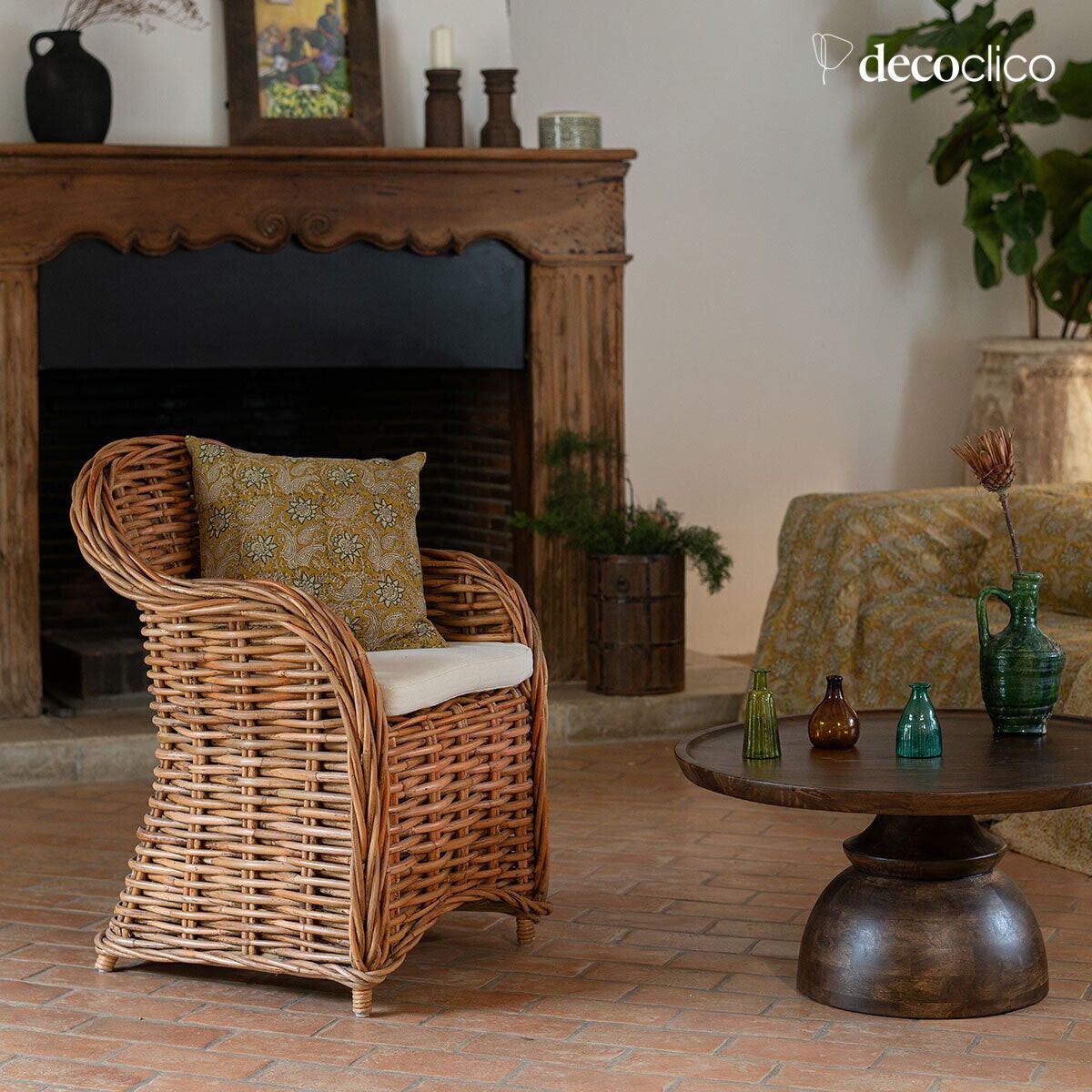 Fauteuil en rotin tressé et coussin d'assise en toile chevron