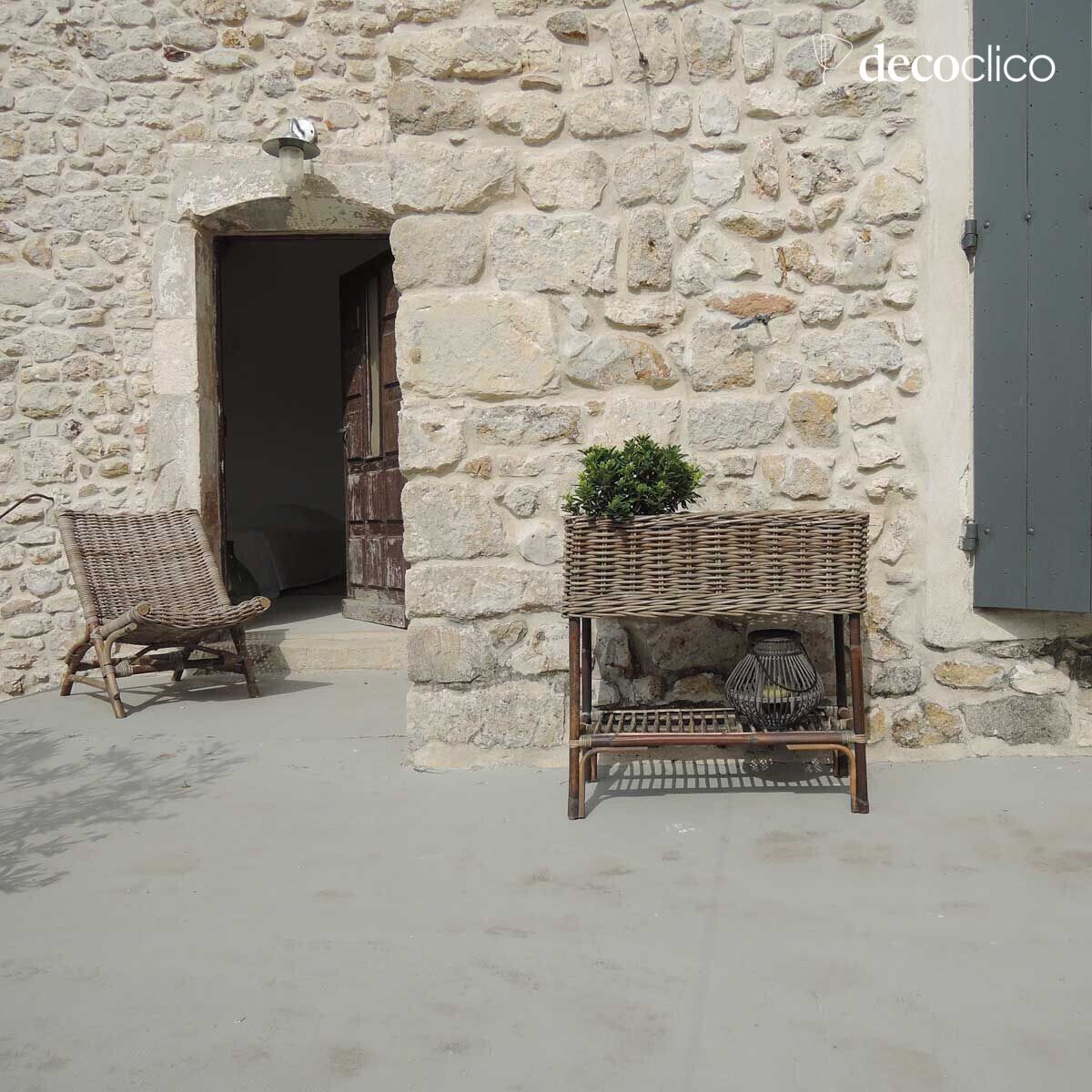 Free-standing planter in woven natural rattan