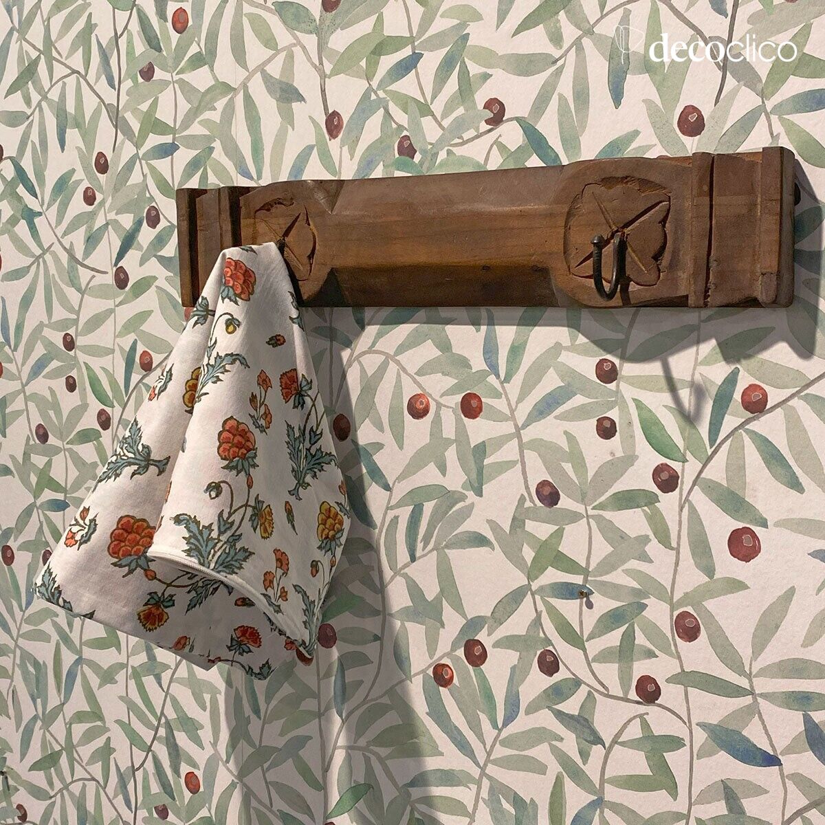 Garderobe aus Holz mit Gravur und Metall im Indianerstil