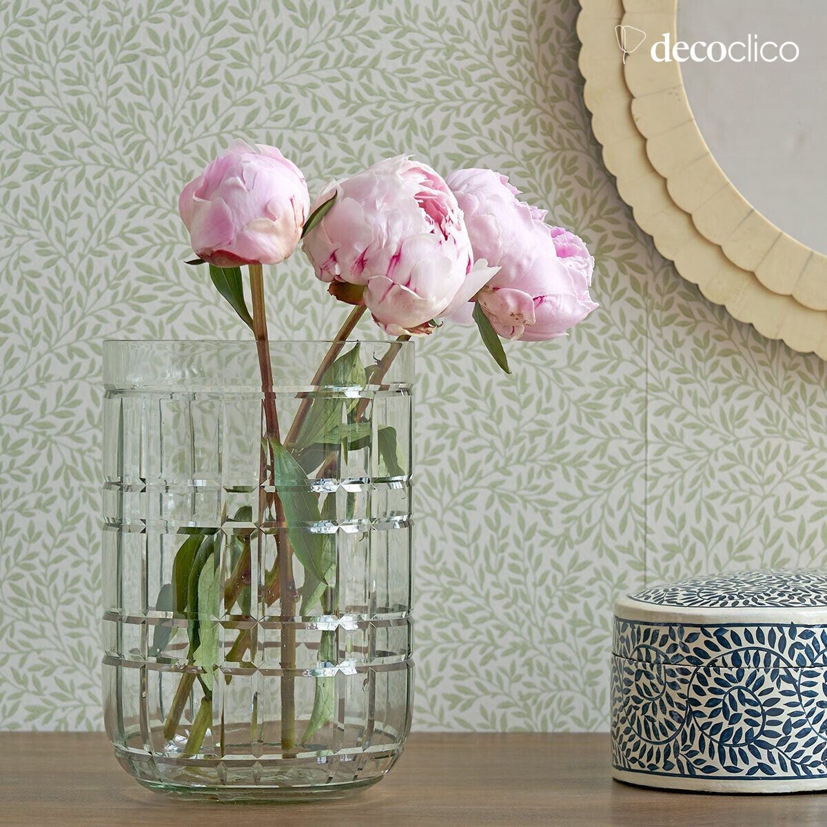 Gefäß aus transparentem, graviertem Glas