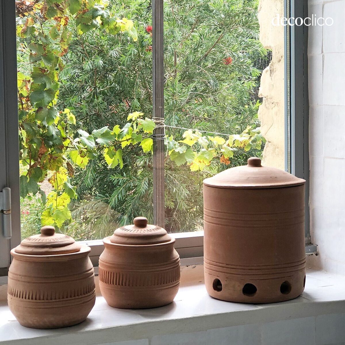 Handmade terracotta onion pot with lid Petra