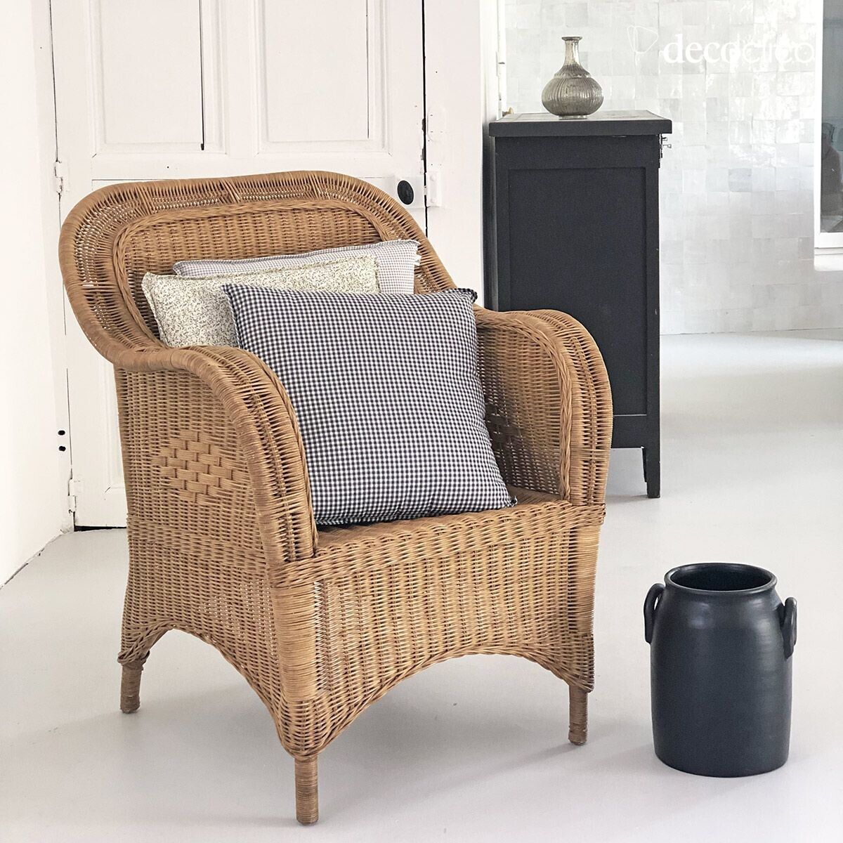 Handmade terracotta vase with black handles Alma