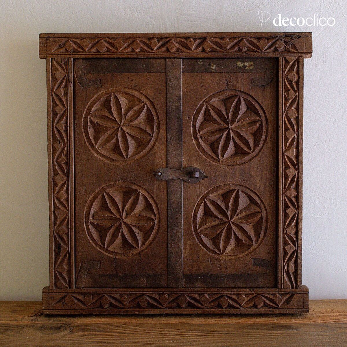 Indian wall hanging in engraved wood, 2 panels