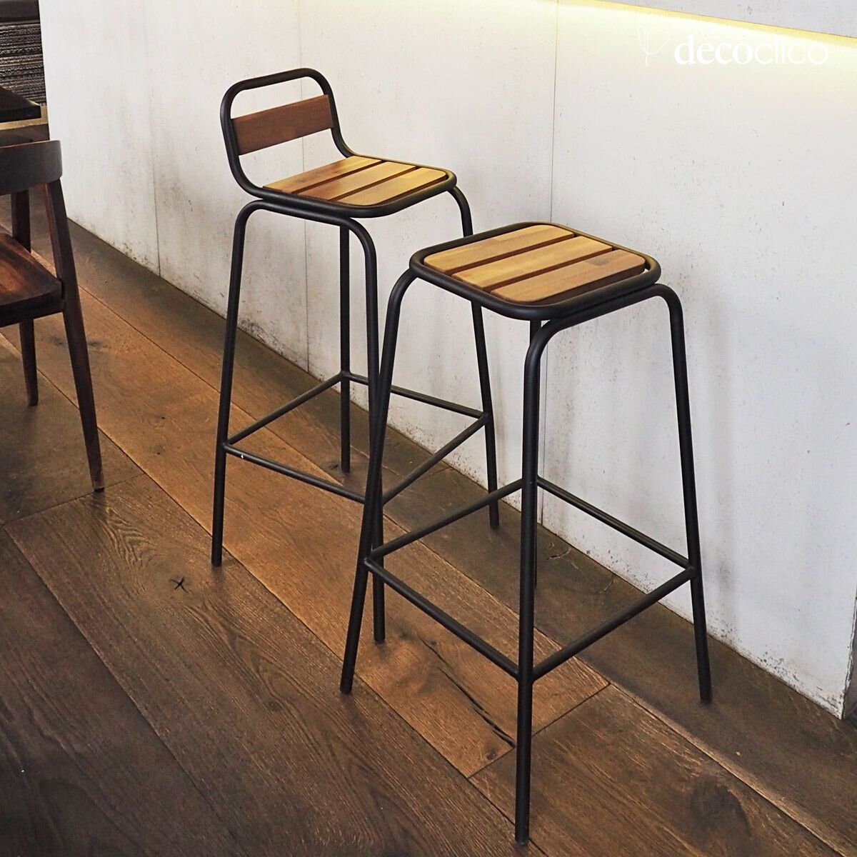 Industrial-style bar chair in matt black metal and acacia