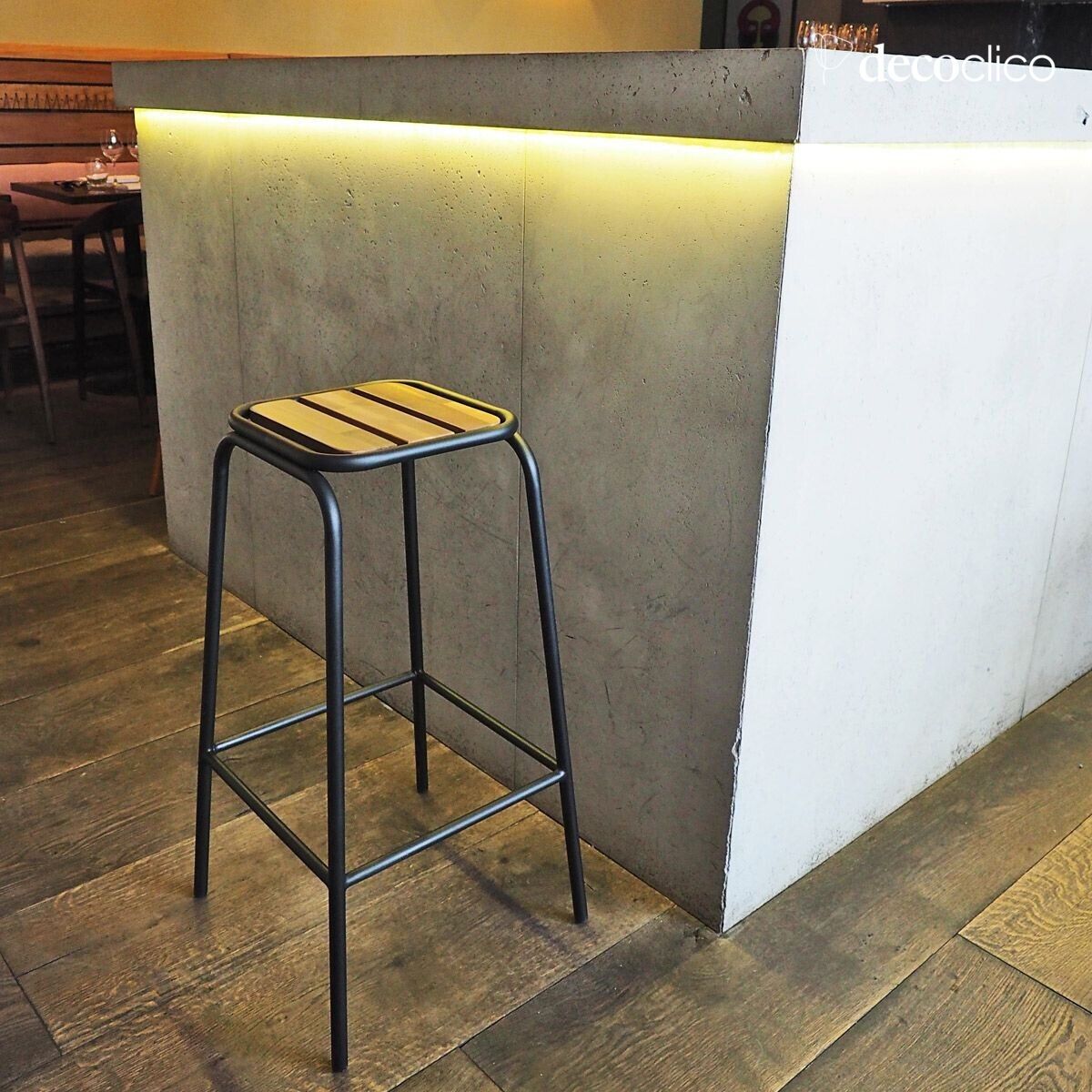 Industrial-style bar stool in matt black metal and acacia