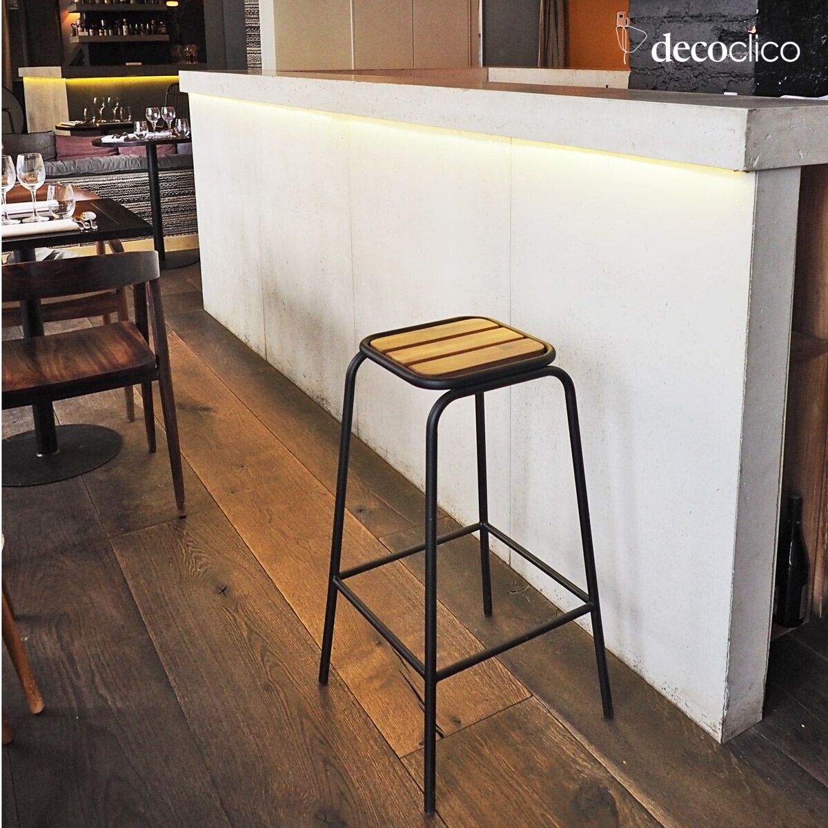 Industrial-style bar stool in matt black metal and acacia
