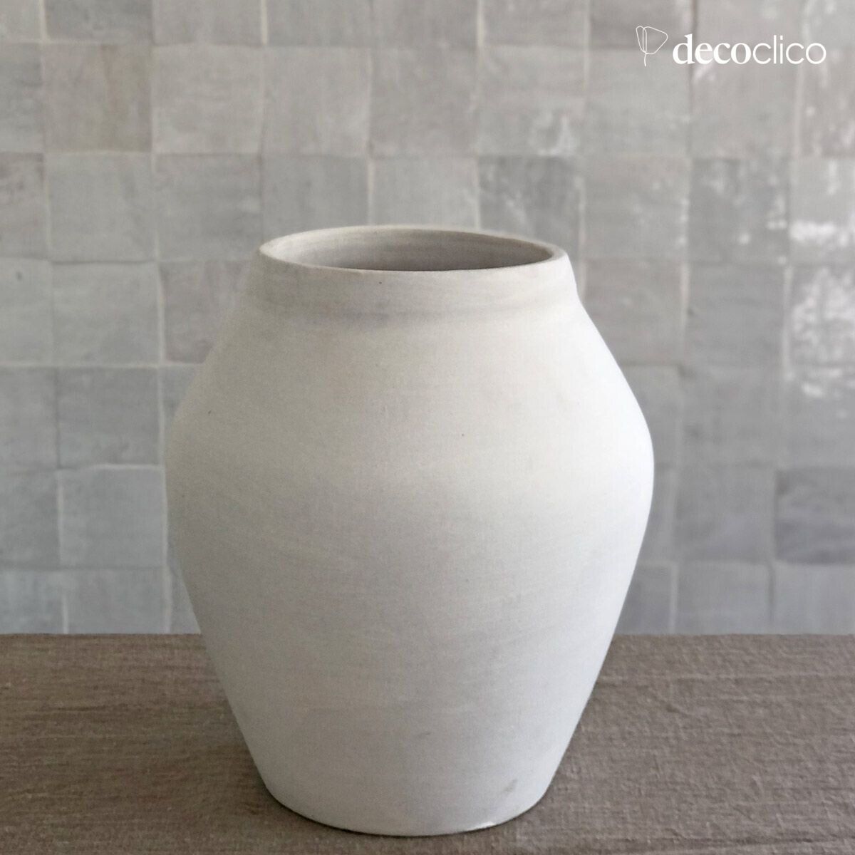 Jarrón de forma de ánfora de terracota blanca Alma hecho a mano