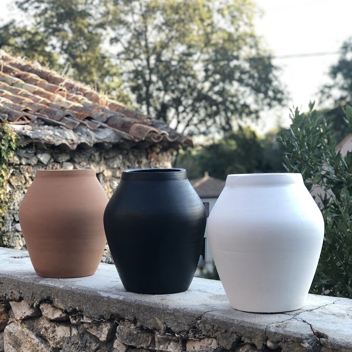 Jarrón de forma de ánfora de terracota negra Alma hecho a mano