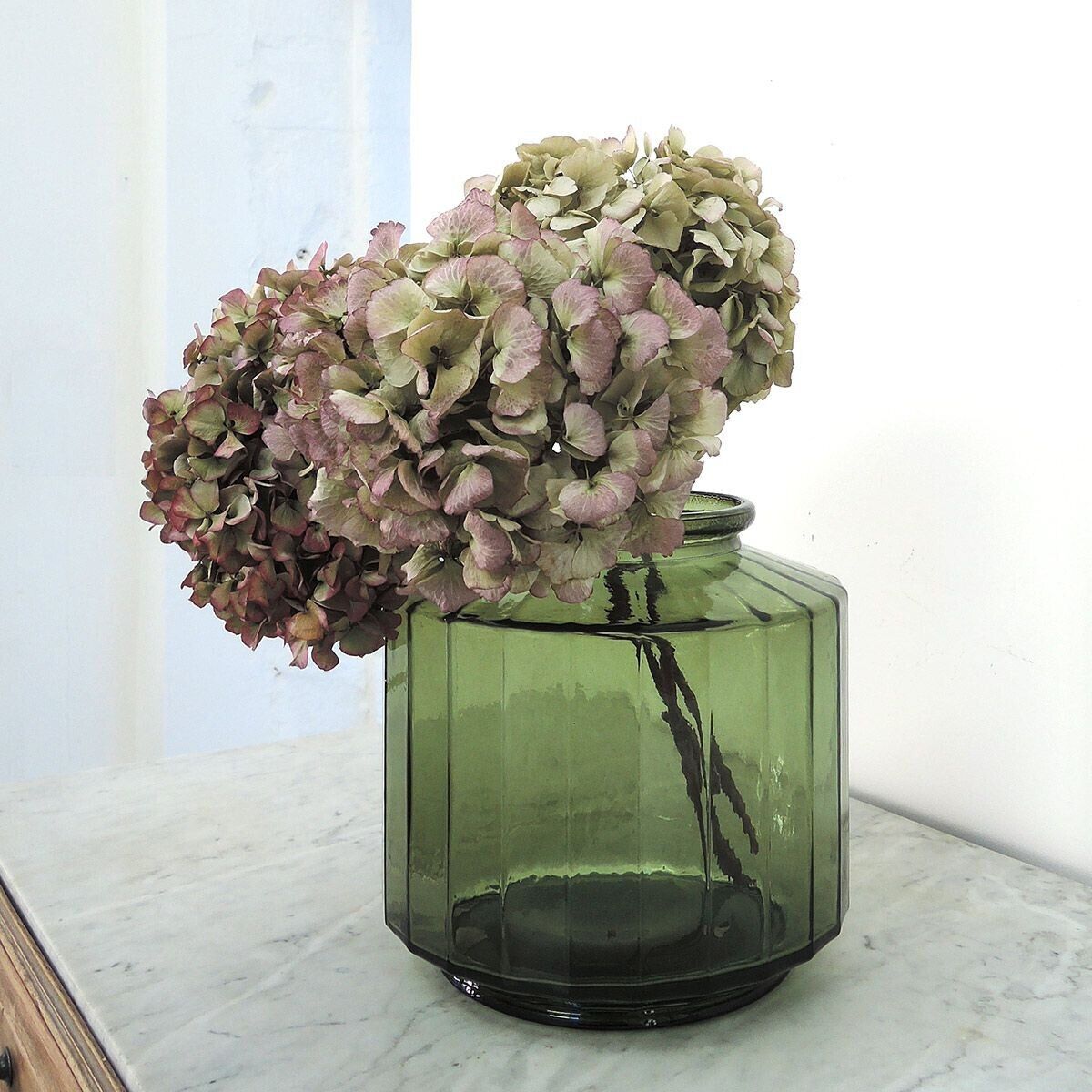 Jarrón de vidrio reciclado verde oliva 6L facetado Marigold