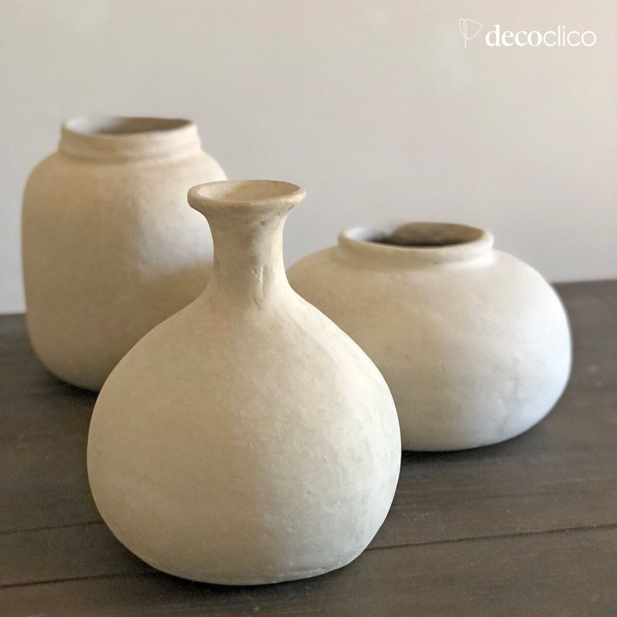 Jarrón decorativo en forma de bombona de papel maché blanco roto Pia hecho a mano