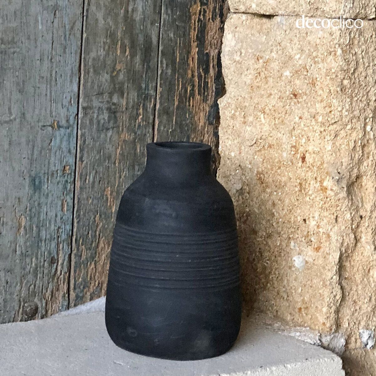 Jarrón decorativo estriado de terracota color carbón Petra hecho a mano