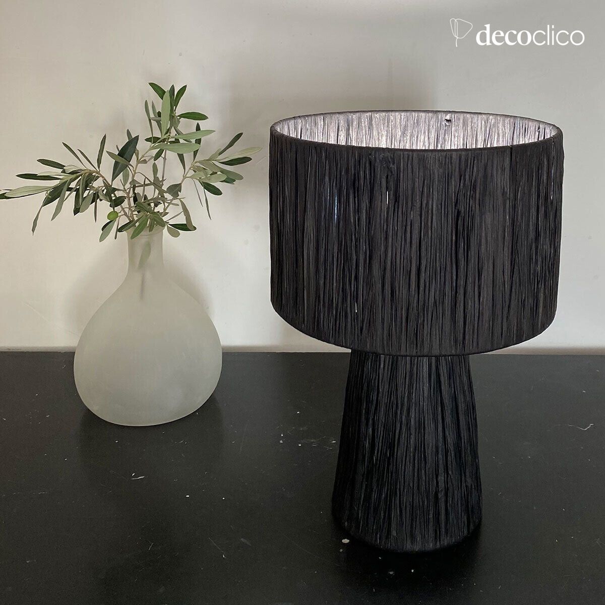 Lampada da tavolo in rafia naturale tinta di nero opaco