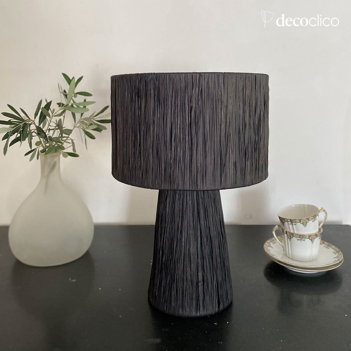 Lampada da tavolo in rafia naturale tinta di nero opaco