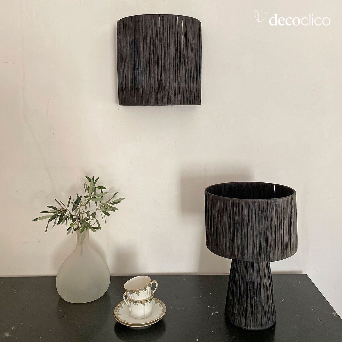 Lampada da tavolo in rafia naturale tinta di nero opaco