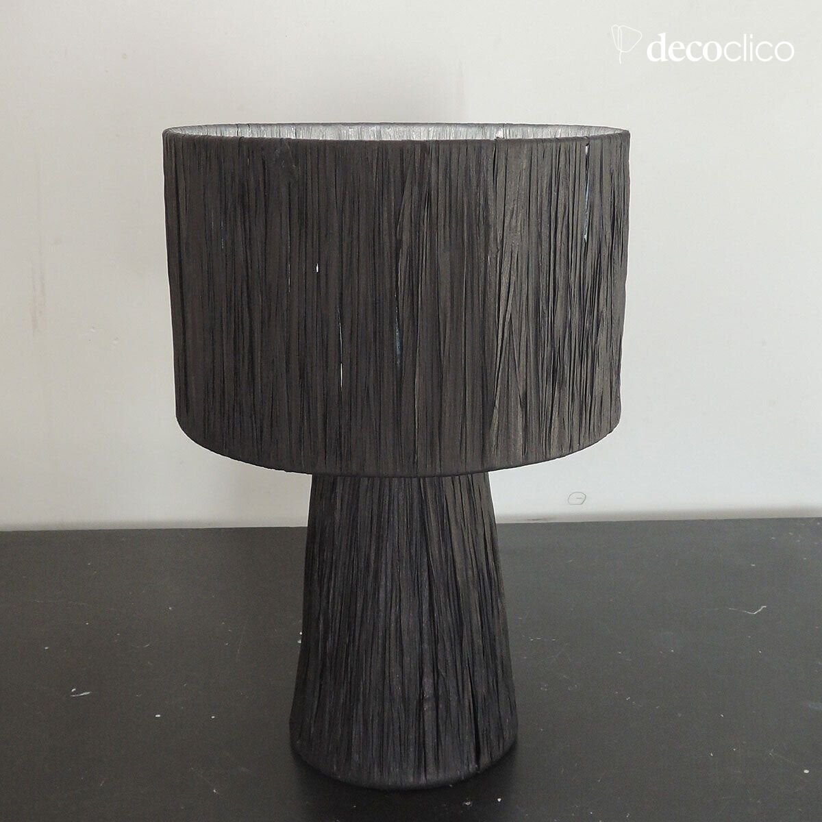 Lampada da tavolo in rafia naturale tinta di nero opaco