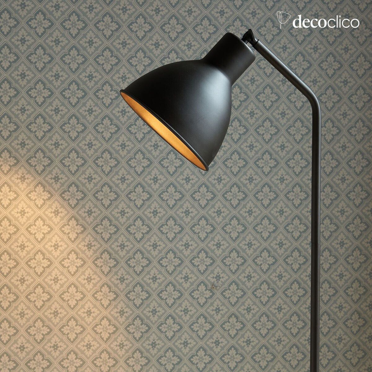 Lampada da terra in metallo con finitura nera opaca e base in marmo bianco