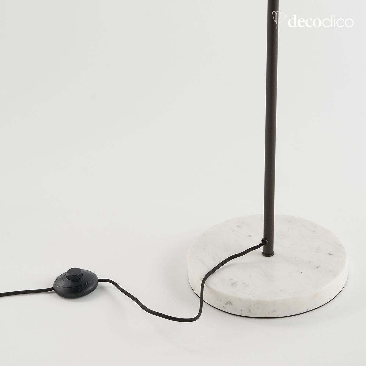 Lampada da terra in metallo con finitura nera opaca e base in marmo bianco