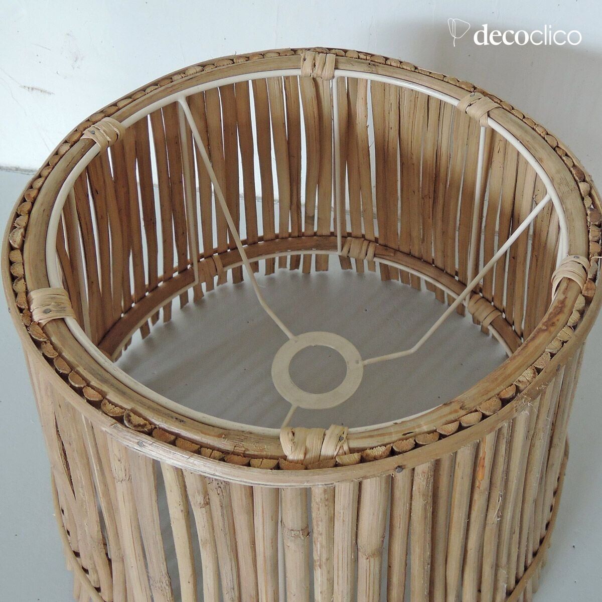 Lampenschirm aus natürlichem Rattan und Gestell aus weißem Metall