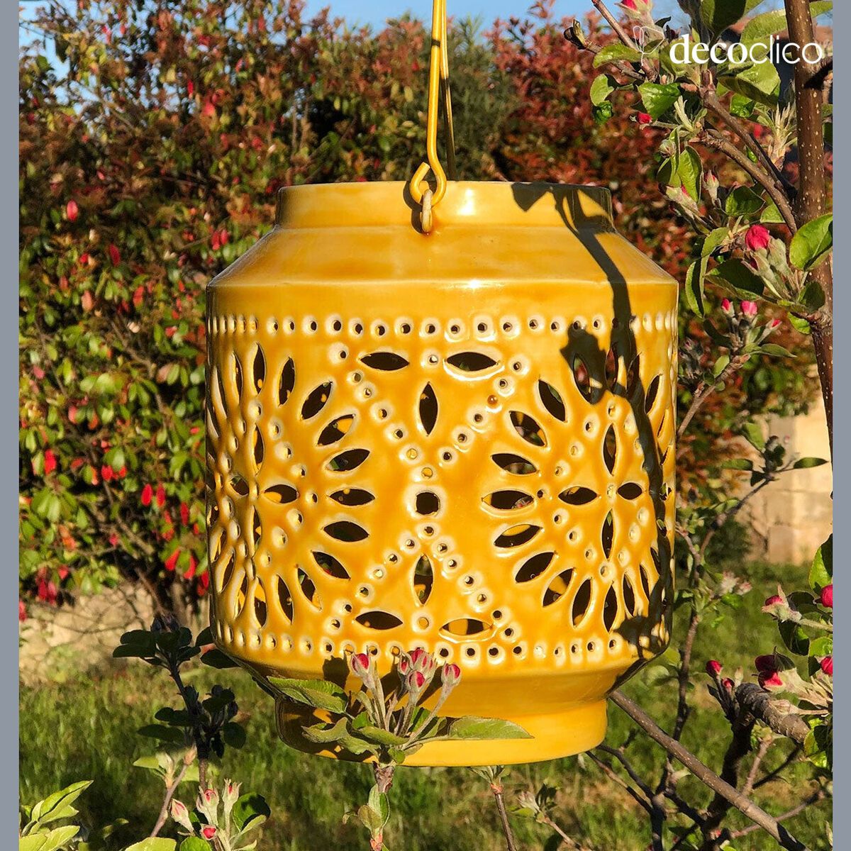 Lanterna portacandela in metallo smaltato traforato senape con manico Polka