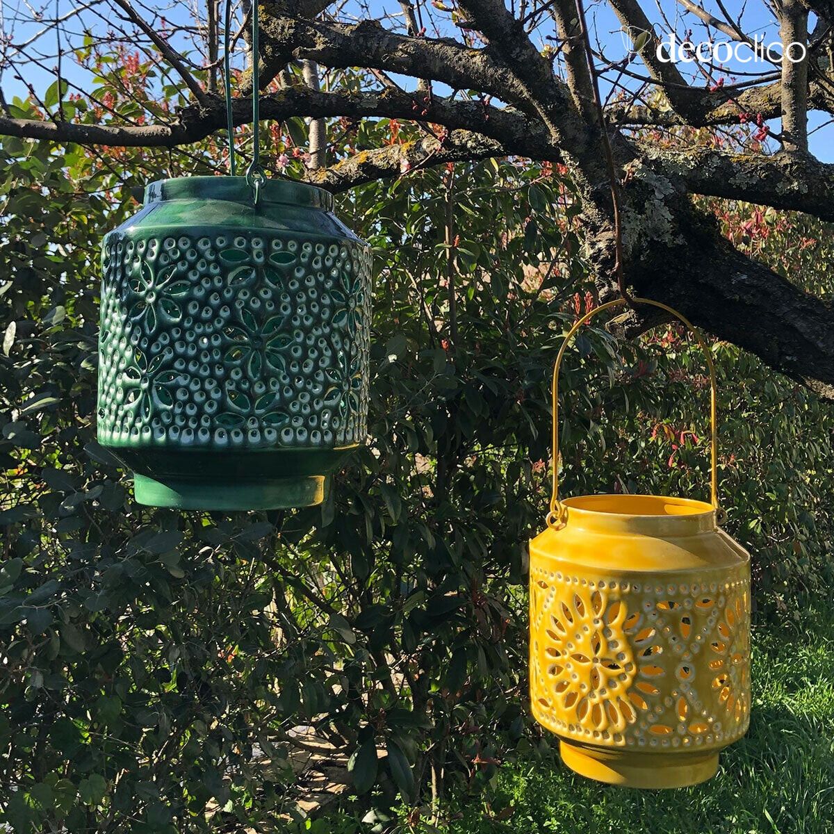 Lanterna portacandela in metallo smaltato traforato verde scuro con manico Polka