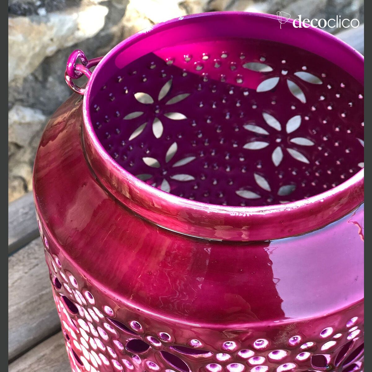 Linterna portavelas de metal esmaltado con agujeros en color cereza y asa Polka