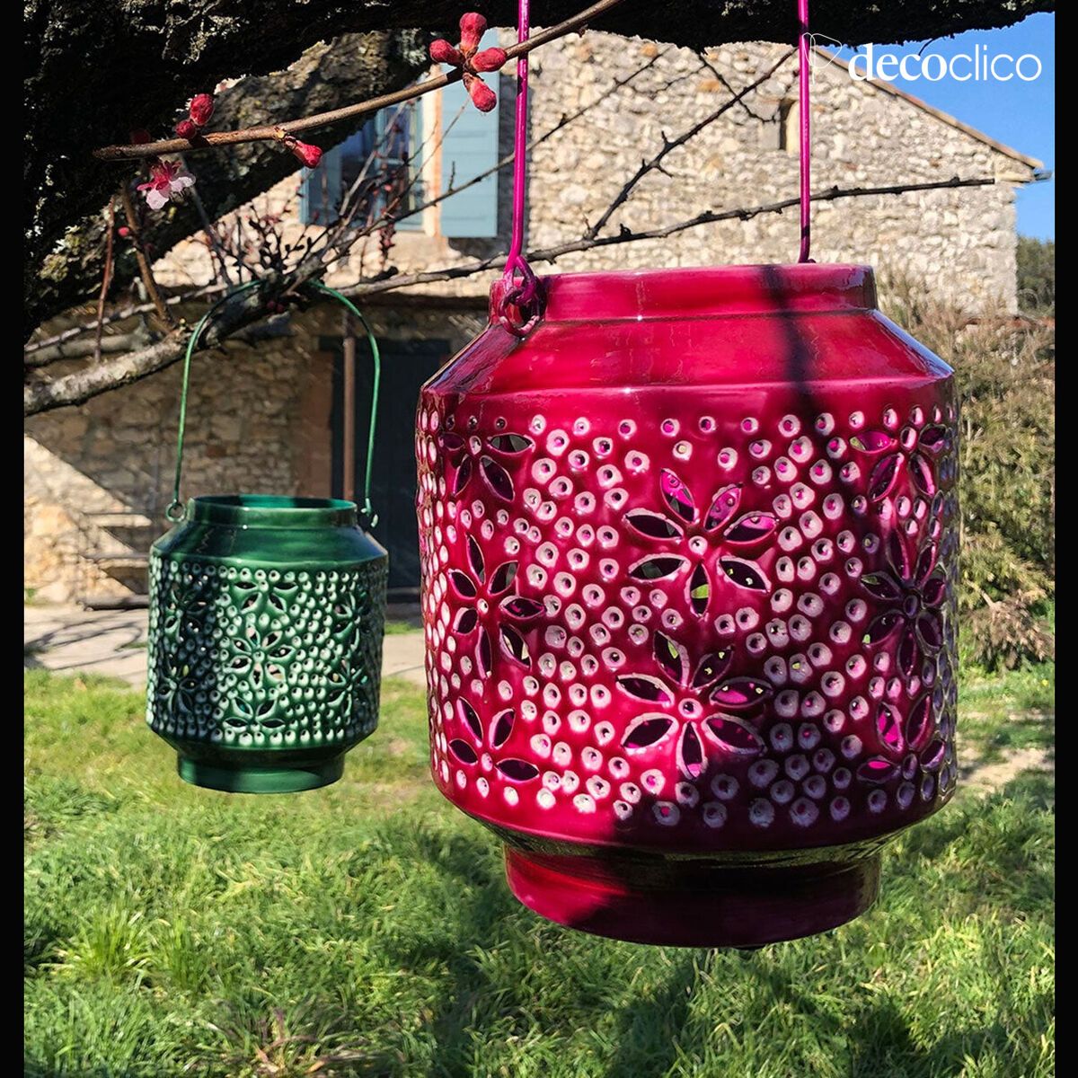 Linterna portavelas de metal esmaltado con agujeros en color cereza y asa Polka