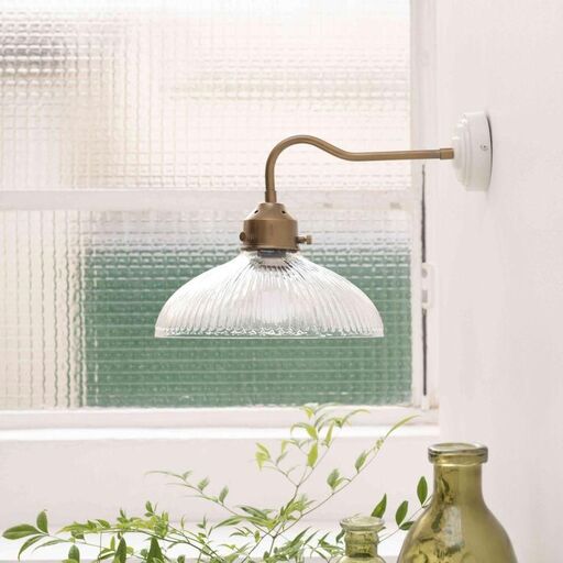 Applique en métal couleur laiton antique et abat-jour en verre strié Arlette | Decoclico