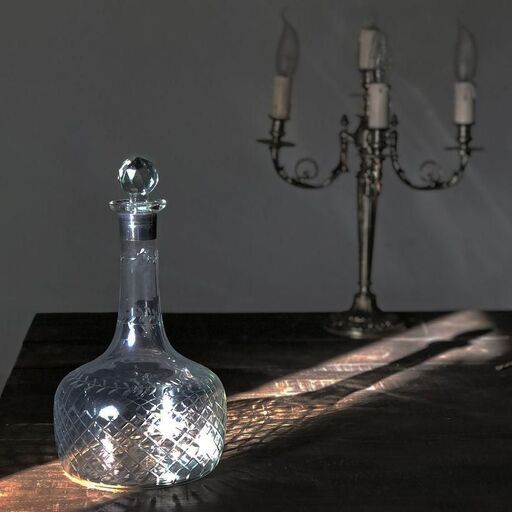 Carafe à vin en verre gravé transparent col platine bouchon facettes Castille | Decoclico