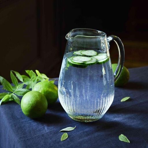 Carafe pichet en verre pommelé transparent base striée | Decoclico