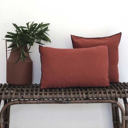 Coussin en lin lavé terracotta surjet charbon – à partir de | Decoclico