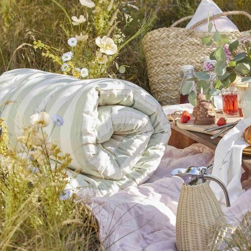 Gesteppte Steppdecke aus grün-weiß gestreifter Baumwolle IB Laursen | Decoclico