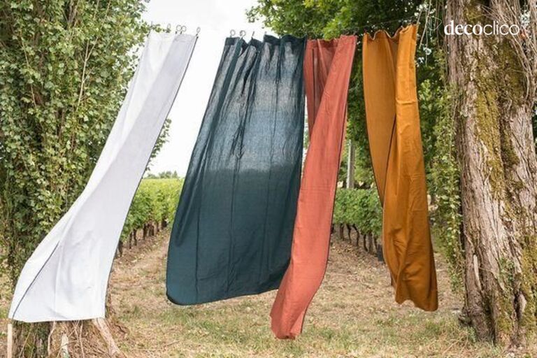 Et voilà le travail. Bye bye la nappe, bonjour joli rideau. Vous pouvez nous croire, personne ne soupçonnera votre secret… à moins que vous ne le partagiez ! | Decoclico