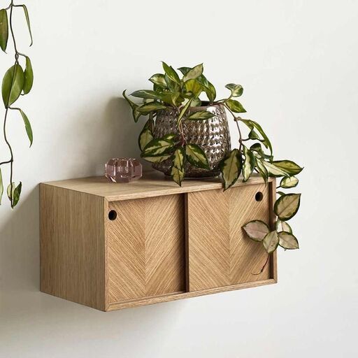 Étagère murale en chêne effet chevron avec portes coulissantes | Decoclico