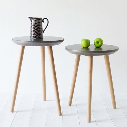 Tavolo con piedistallo a treppiede, gambe in rovere, piano in resina di cemento, Arne Lykke | Decoclico