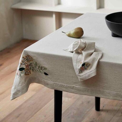 Nappe en coton et lin sable avec broderie fleur Argo Nordal | Decoclico
