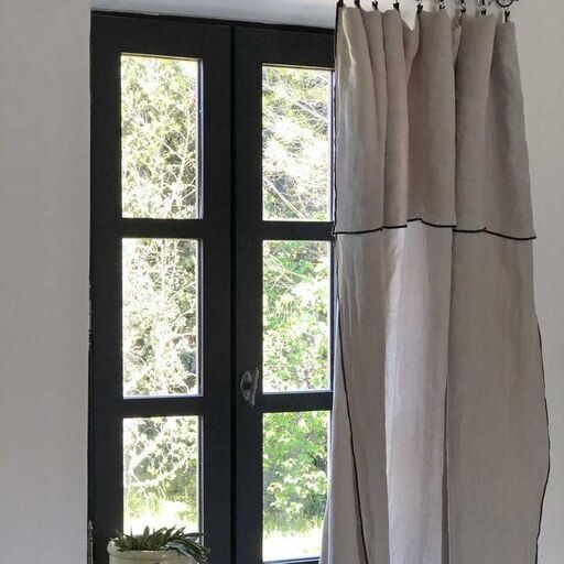 Et voilà le travail. Bye bye la nappe, bonjour joli rideau. Vous pouvez nous croire, personne ne soupçonnera votre secret… à moins que vous ne le partagiez ! | Decoclico