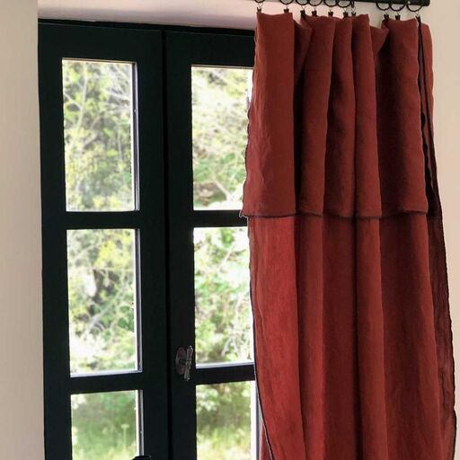 Et voilà le travail. Bye bye la nappe, bonjour joli rideau. Vous pouvez nous croire, personne ne soupçonnera votre secret… à moins que vous ne le partagiez ! | Decoclico