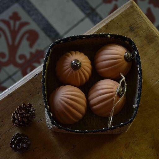 Set of 4 handmade Alma Christmas ornaments in terracotta with matt white relief | Decoclico