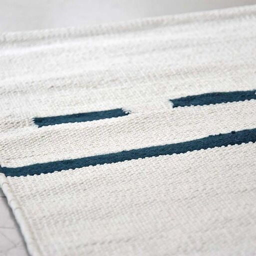 Tappeto rettangolare con cuciture blu, Arne Lykke | Decoclico