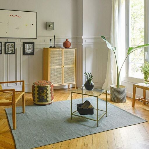 Tapis rectangulaire en plastique recyclé tissé main vert céladon | Decoclico