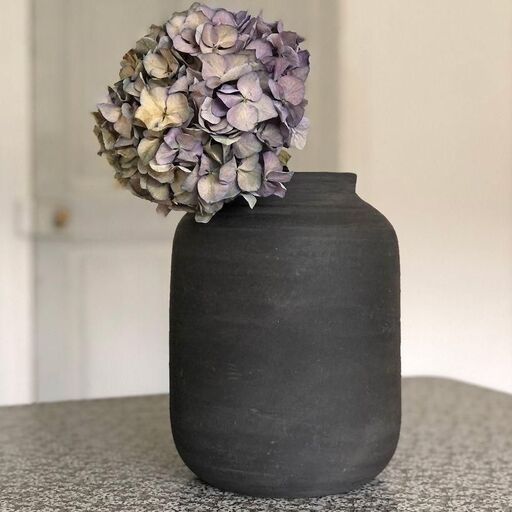 Vase en terre cuite charbon Petra fait main | Decoclico