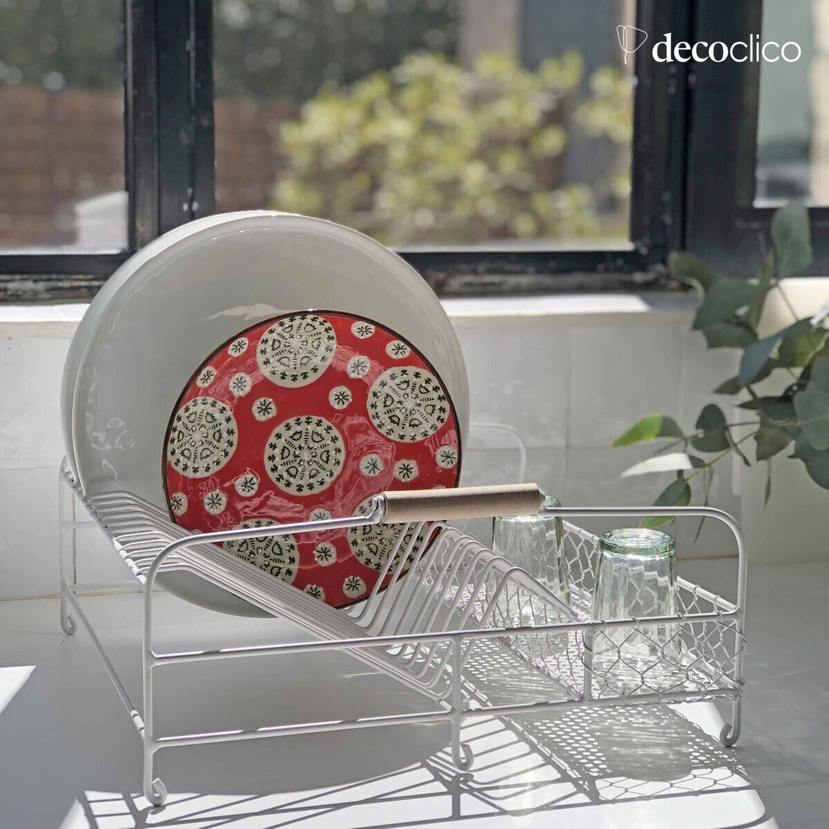 Mat wit metalen afdruiprek met houten handgrepen