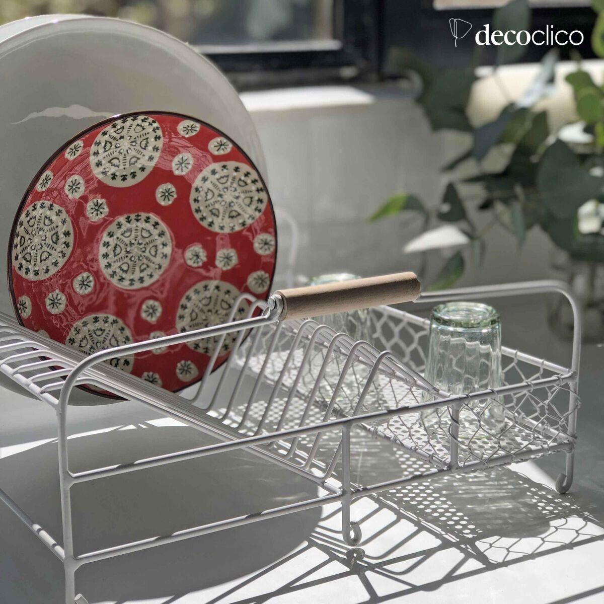 Mat wit metalen afdruiprek met houten handgrepen