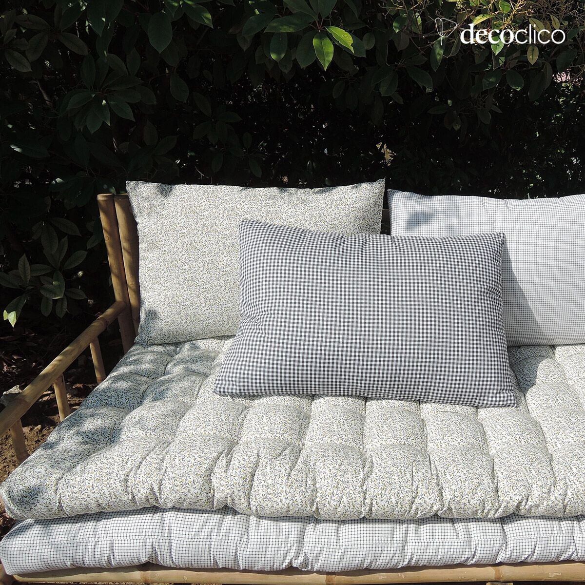 Matelas de sol en coton imprimé motif blanc et fleuri 60 x 170 cm Romy