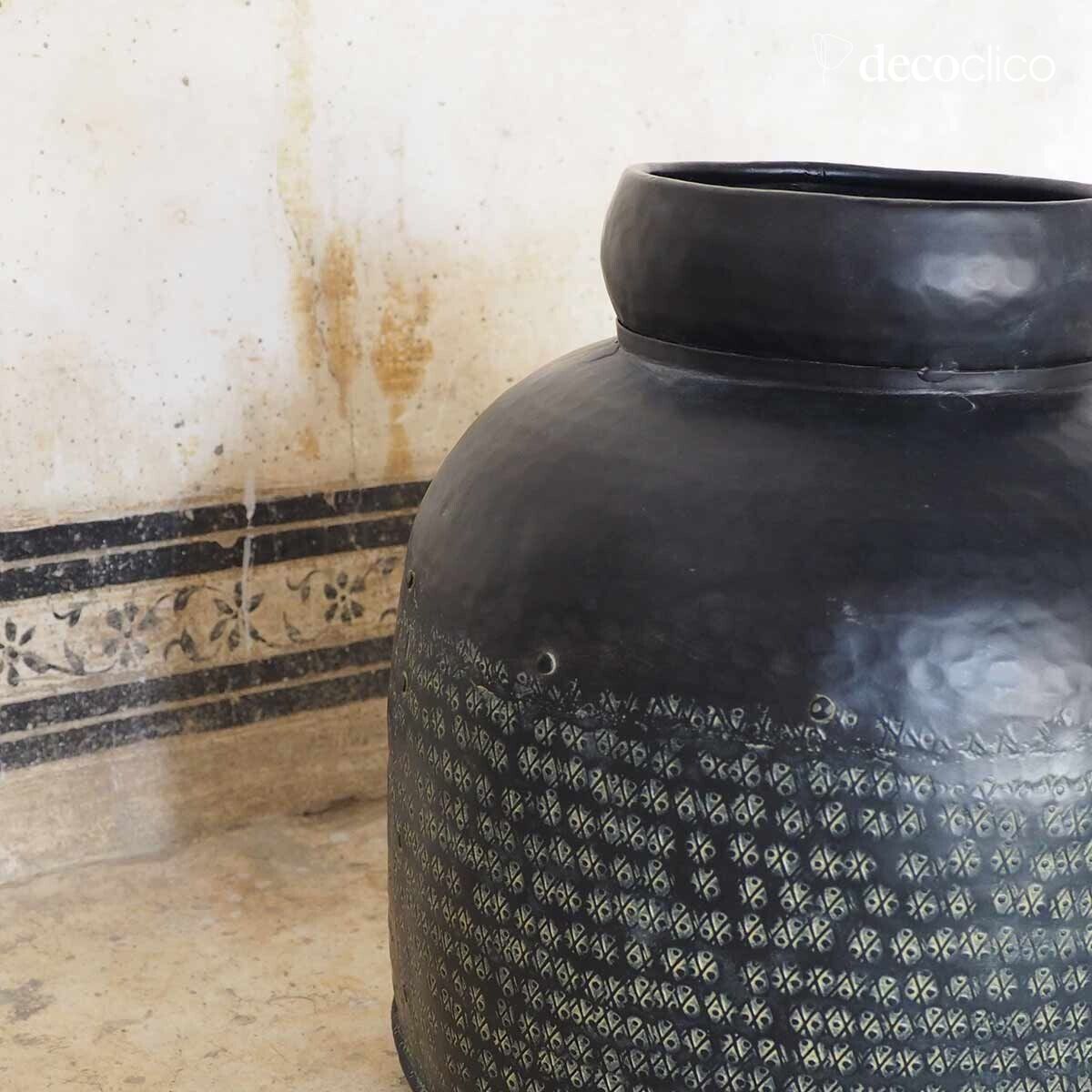 Matzwarte aluminium karaf met gegraveerde motieven H32 cm Jaya