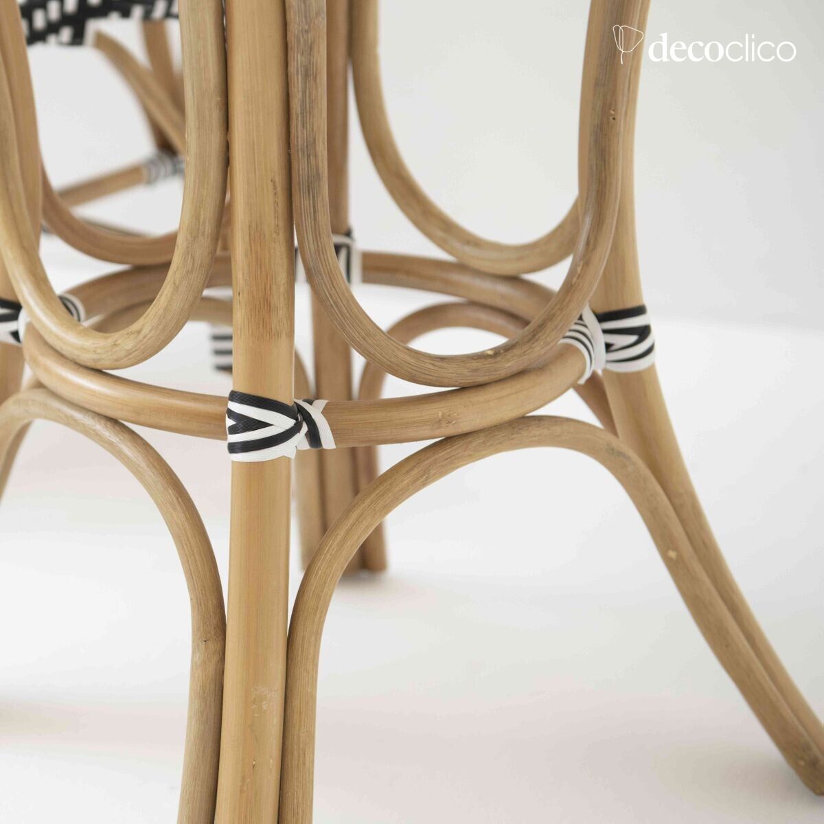 Mesa de bistró de resina trenzada negra y blanca Belleville